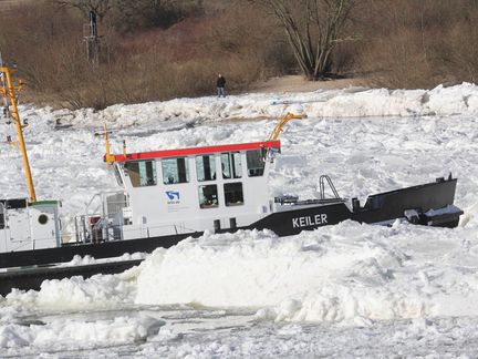 Eisbrecher auf der Elbe 